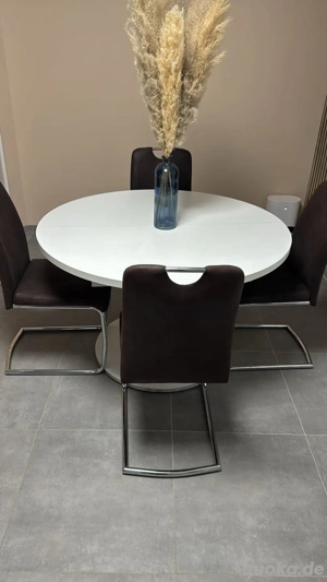 Runder ausziehbarer Esstisch mit Stühle
