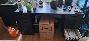 Geräumiger Schreibtisch 