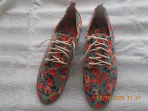 Claudia Ghizzani Damen Schnürschuhe Gr. 39 Rosenmuster, neuwertig!! 