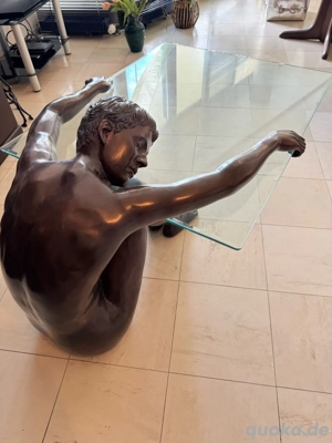 Bronzefigurtisch
