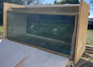 Großes Aquarium ca. 300 l mit Metalltisch zu verschenken, eine Scheibe defekt
