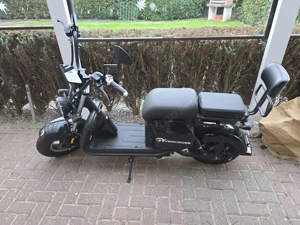 Motorroller mit breiten Luftreifen