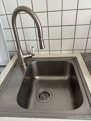 Spühlwecken und Wasserhahn