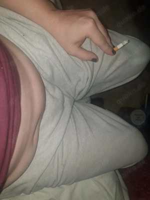 Hi ich Non-Binary und 32 und suche man der meine füße verwöhnen möchte und mein po