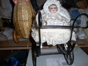 Puppenwagen mit Porzellanpuppe