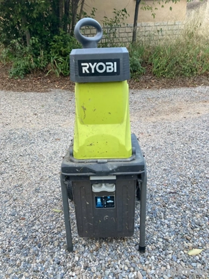 RYOBI RSH2545B Elektrischer Holzhäcksler mit Messerhalter, 40-l-Behälter, 2500 W