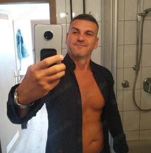 Ein persönlicher Fahrer, ein Sicherheitsbeamter, ich begleite Sie zu einer Veranstaltung oder etwas  Bild 2