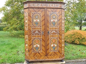 Süddeutscher, bemalter Bauernschrank, datiert 1790. Unrestauriert.
