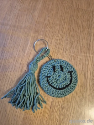 Smiley Schlüsselanhänger Mitbringsel Glücksbringer gehäkelt Handarbeit 