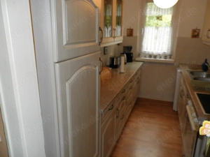 Küchenzeile mit Kühlschrank, Spüle, Herd, Abzugshaube