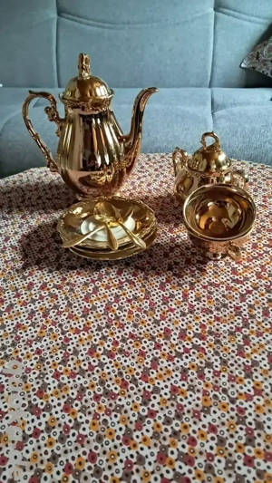 Goldfarbenes Kaffeeset
