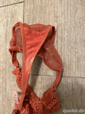 Unterwäsche getragen mit Ausfluss