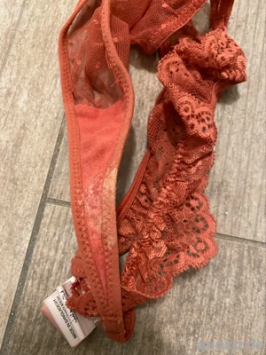 getragene Unterwäsche Tanga Frau Ausfluss