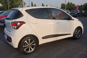 Hyundai i10 1.2 YES! Navi Sitzheizung Schiebedach PDC Bild 5
