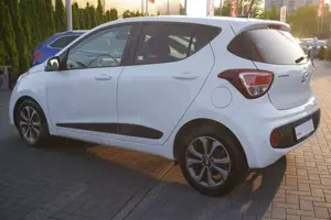 Hyundai i10 1.2 YES! Navi Sitzheizung Schiebedach PDC Bild 3