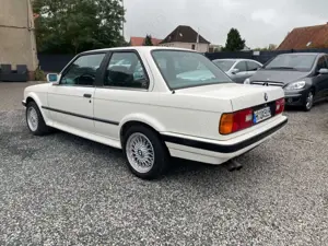 BMW 325 xi Sportsitze El-FH Schiebedach Oldtimer Bild 4