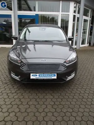 Ford Focus Lim. Titanium / Klimaauto/PDC/Winterpaket Bild 2