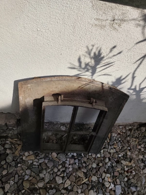 Zwei ueber 100 jahre alte gusseiserne Dachausstiegsfenster