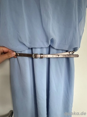 Babyblaues Kleid mit silberfarbenen Gürtel