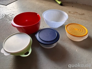 Diverse Schüsseln und Dosen