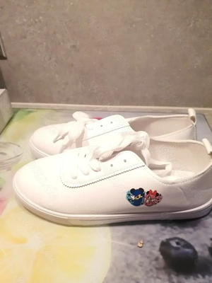 Nicht getragene Turnschuhe zu verkaufen 