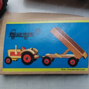 Holztraktor mit Schachtel