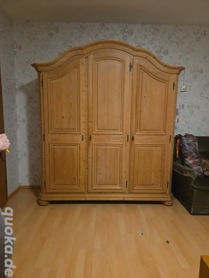 Sehr hochwertiger Holzschrank