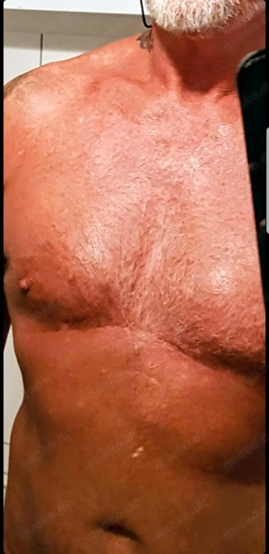 Eloquenter Mann sucht schlanke ältere Frau