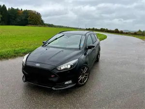 Ford Focus Focus Turnier 2.0 EcoBoostST mit Leder-Sport-Paket
