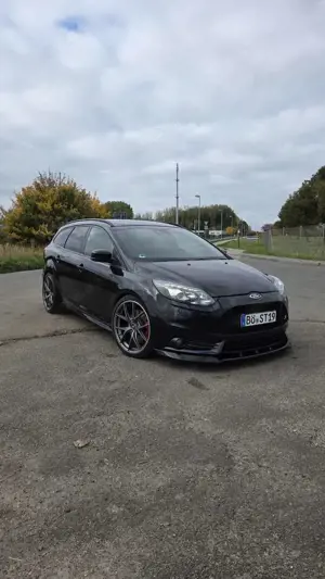 Ford Focus Turnier 2.0 EcoBoost ST mit Leder-Exclusiv-Paket