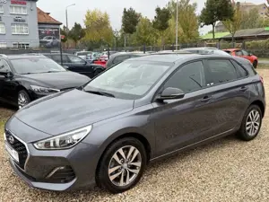 Hyundai i30 1.4/wenig km/Kamera/Temp/Tel/Navi/Sitzhz/LED