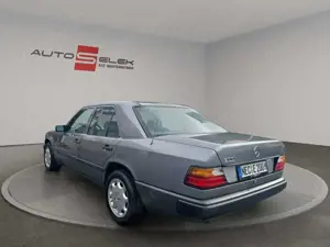 Mercedes-Benz E 200 Automatik H Zulassung Nur 9 Tsd KM 1 A Zustand Bild 3