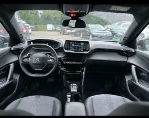 Peugeot 2008 PureTech 130 EAT8 Allure Pack Bild 5