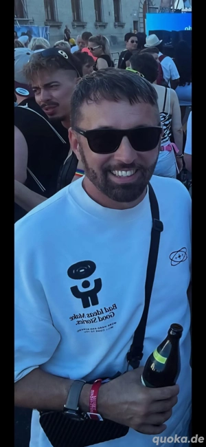 Ich bin Profi Wellness Masseur biete ganzkörpermassage zum Entspannen relax Massage an. 