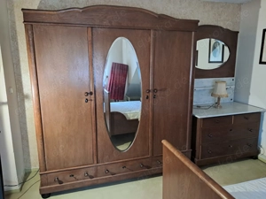 Schlafzimmer Schrank mit Komode und Spiegel