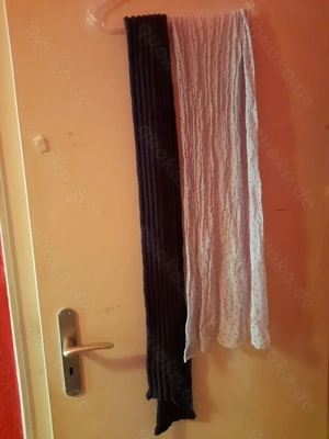 Schal in Lila und Tuch in Hellblau mit roten Punkten