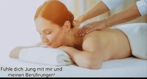 Junger, gut aussehender und gepflegter Lockenkopf bietet nur für Frauen Massage an