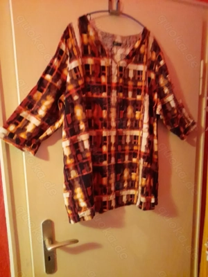 Braun-rot gemustertes Shirt mit V-Ausschnitt Bild 2