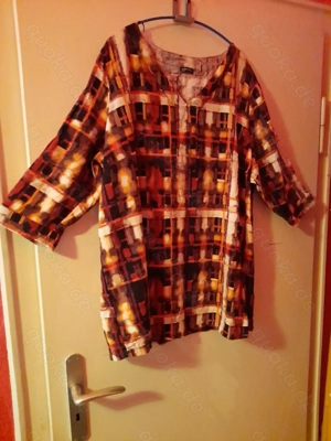 Braun-rot gemustertes Shirt mit V-Ausschnitt Bild 3