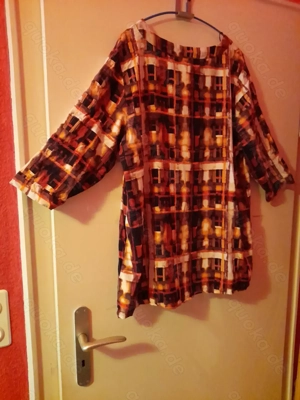 Braun-rot gemustertes Shirt mit V-Ausschnitt Bild 6