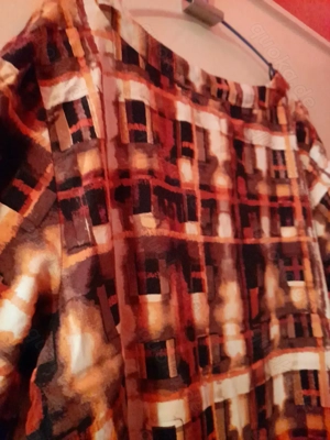 Braun-rot gemustertes Shirt mit V-Ausschnitt Bild 7