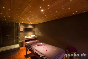 spezielle Massage im Zimmer mit einer schönen Dame 