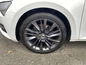 Skoda Superb Combi 2.0 TDI DSG APP LED AHK Bild 4