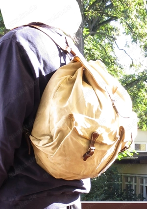 Rucksack, 50er Jahre, beigefarbener, strapazierfähiger Stoff mit robusten Lederriemen Bild 2