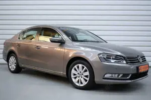 Volkswagen Passat BlueMotion+PDC+AHK+SHZ+69.900KM