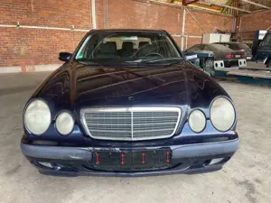 Mercedes-Benz E 220 CDI CLASSIC/AUTOMATIK/LEDER/EL.FENSTER Bild 2