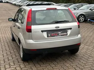 Ford Fiesta Ambiente 1.4 TÜV NEU 38.000km Bild 4