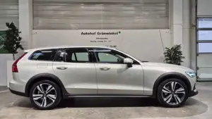 Volvo V60 Cross Country V60 CC Diesel B4-D AWD Geartronic Pro Bild 2