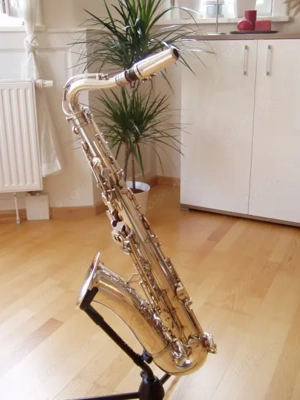 Rentner bietet Tenor Saxophon mit Audio Equipment