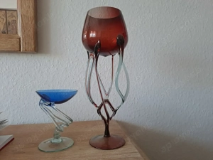 2 Glaskelche mundgeblasen, rot und blau